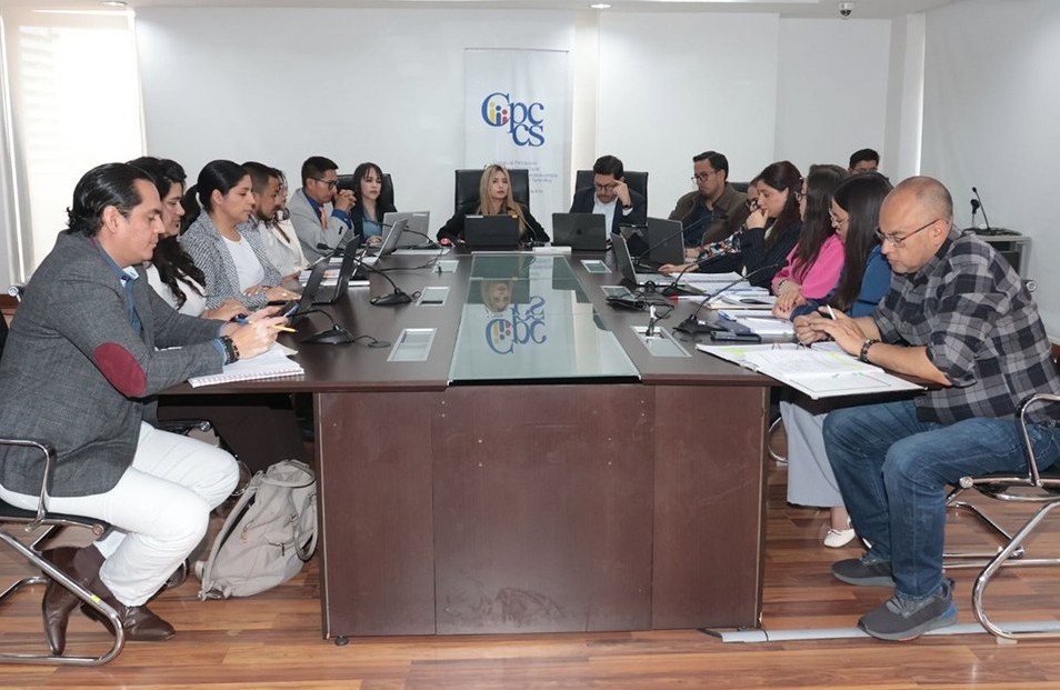 vtv_ecuador's tweet photo. #País: La #ComisiónCiudadana de Selección pidió suspender plazos del concurso para #fiscalgeneral
Su decisión está vinculada a que, por 20 días, el Consejo de #ParticipaciónCiudadana no ha priorizado la aprobación del informe de calificación de méritos para continuar el proceso. https://t.co/gZdo84mYlT