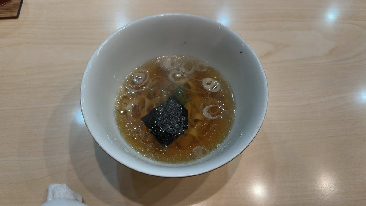 gogonga's tweet photo. 休業明けの約1ヶ月ぶりに飯田商店@湯河原へ。親方は真っ黒に日焼けした健康な姿でお土産話を聞かせていただきました。しょうゆらぁ麺としおらぁ麺にしょうゆつけ麺とお出汁割りで。どれも美味しく楽しみました。いつもありがとうございます。 https://t.co/g0OnkfJg8V