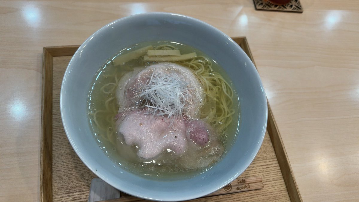 gogonga's tweet photo. 休業明けの約1ヶ月ぶりに飯田商店@湯河原へ。親方は真っ黒に日焼けした健康な姿でお土産話を聞かせていただきました。しょうゆらぁ麺としおらぁ麺にしょうゆつけ麺とお出汁割りで。どれも美味しく楽しみました。いつもありがとうございます。 https://t.co/g0OnkfJg8V