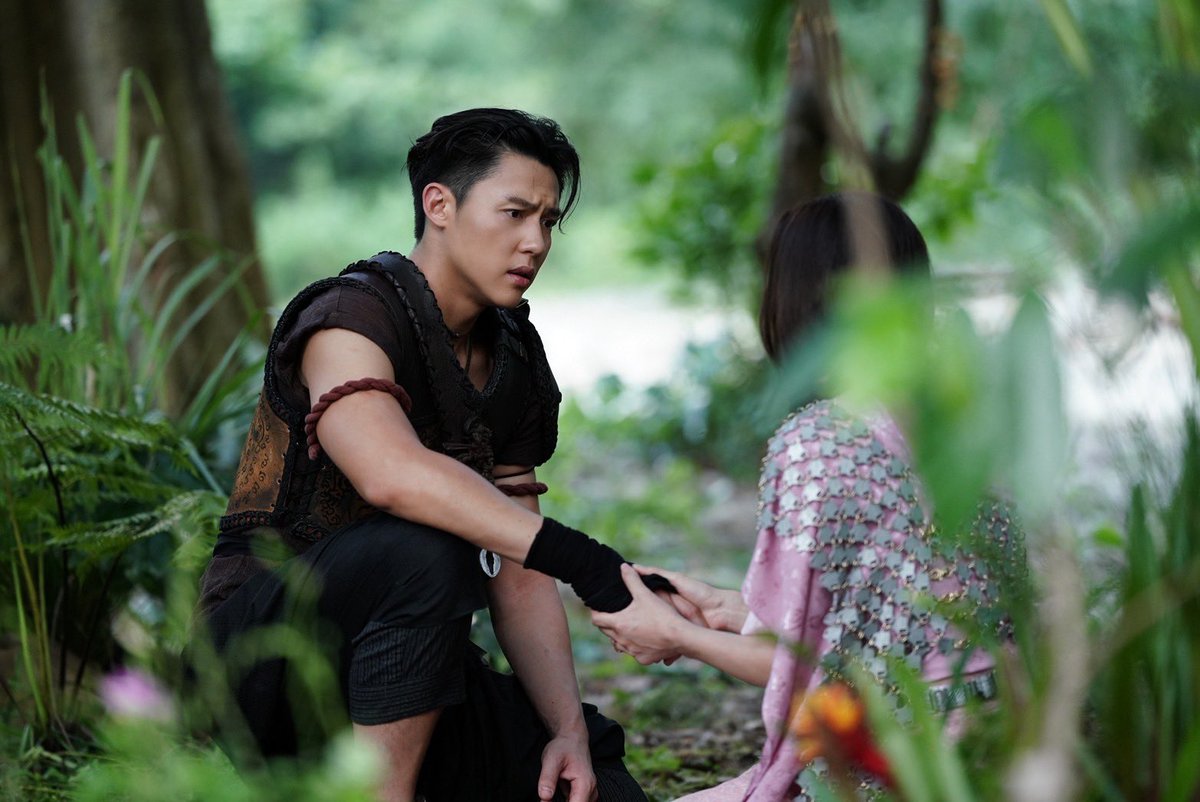 AllNews_th's tweet photo. 4 อัศจรรย์แท็กทีมสร้างสรรค์ “อัศจรรย์จรย์วันทอง” พร้อมเผยภาพเบื้องหลังที่ไม่เคยเห็นครั้งแรก

#อัศจรรย์วันทอง
#InTheNameOfLove 
#InkWaruntorn
#mark_prin
#GulfKanawut
#BlackDragonEntertainment

🔗https://t.co/fV6GCzhROW
เลือกรักแท้หรือแค่ชะตากรรม ไม่ใช่แค่ทางเลือกของนางวันทอง แต่นี่คือเดิมพันชีวิตที่ผู้หญิงแทบทุกคนต้องตัดสินใจ! แบล็ค ดรากอน เอ็นเตอร์เทนเมนท์ จะพาผู้ชมยกระดับมหากาพย์รักสามเส้าในตำนานไปสู่อีกระดับ ทั้งมิติของตัวละครและการตีความในแง่มุมที่ผู่ชมไม่เคยสัมผัสภายใต้สเกลงานสร้างที่แสนอัศจรรย์ ด้วยการรวบรวม 4 สิ่งมหัศจรรย์ที่หลอมรวมเป็น 1 ในภาพยนตร์ไทยแห่งปีที่ไม่ควรพลาด
     
เหล่าทีมงาน “อัศจรรย์สร้างนิววันทอง” นำทัพโดย จูเลี่ยน จอง โปรดิวเซอร์มือทองชาวเกาหลี ผู้อำนวยการสร้างภาพยนตร์ฟอร์มยักษ์ระดับโลกอย่าง Snowpiercer และ The Host และ มุก-ปิยะกานต์ บุตรประเสริฐ ผู้กำกับภาพยนตร์ Long Live Love ภาพยนตร์โรแมนติก-คอมเมดี้ที่ตั้งคำถามเรื่องความสัมพันธ์ได้กระแทกใจคนรุ่นใหม่จนเกิดเป็นกระแสปากต่อปากอย่างแรงมาแล้ว และในครั้งนี้ทั้งคู่จะนำเสนอโลกของวันทองไปสุดกว่าทุกครั้ง
     
“อัศจรรย์ทีมนักแสดง” พบกับดรีมทีมนักแสดง “วันทองวรันธร” รับบทโดย อิ้งค์-วรันธร เจ้าหญิงแห่งวงการ ที-ป็อป ที่รับบทนำเต็มตัวครั้งแรกในผลงานภาพยนตร์ ร่วมด้วย 2 พระเอกนักแสดงมากฝีมืออย่าง หมาก-ปริญมาถ่ายทอดตัวละครขุนแผนฉบับใหม่แบบครบทุกมิติ และ กลัฟ-คณาวุฒิ รับบทเป็นขุนช้าง ที่ครั้งนี้จะฉีกทุกภาพจำของตัวละครขุนช้างนับตั้งแต่ที่เคยมีการเล่าขานกันมา รวมทั้งยังได้อีกสองนักแสดงมาร่วมชูรสความสนุกอย่าง เฟย-ภัทร ในบท โจรจันสอน และ ปริมมี่-วิพาวีร์ กับบท สายทอง        
     
“อัศจรรย์จินตนาการ” การเนรมิตรวิชวลโลกใบใหม่ให้วันทอง  ผู้กำกับและทีมงานใส่จินตนาการรังสรรค์เพิ่มเติมเพื่อให้ “อัศจรรย์วันทอง” คือการเดินทางอันแสนอัศจรรย์สู่โลกใบใหม่ของเรื่องราวที่เคยเป็นที่รู้จัก ผนวกภาพเดิมของวรรณคดีที่วิจิตรงดงามเข้ากับวิชวลแฟนตาซีที่ตระการตา ตั้งแต่ภาพเรือนนางวันทอง, ป่าหิมพานต์ รวมถึงสิ่งอัศจรรย์ต่าง ๆ ในฉากศึกใหญ่ระหว่างขุนแผนและขุนช้าง โดยได้อาร์ตติสชื่อดังอย่าง นักรบ มูลมานัส มาดูแลงานโปรดักชั่น ที่แท็กทีมร่วมกับผู้กำกับภาพฝีมือดี สีบาน-นฤพล โชคคณาพิทักษ์ จาก “ร่างทรง” และ จีจี้-กิจจา ลาโพธิ์  คอสตูมดีไซเนอร์ที่เคยฝากผลงานมาแล้วใน “บุพเพสันนิวาส” ร่วมด้วยทีมซีจีจากทั่งฝั่งไทยโดยมี CG Supervisor ธนัญชนก สุบรรณ ณ อยุธยา จากภาพยนตร์เรื่อง บุพเพสันนิวาส ร่วมมือกับทีมซีจีจากประเทศเกาหลี 
     
“อัศจรรย์รักวิสัยทัศน์ใหม่” ชะตากรรมของวันทองในครั้งนี้จะถูกรังสรรค์แบบพลิกโฉมด้วยหัวใจของคนรุ่นใหม่ ผ่านการเขียนบท กุ๊ก-ธนีดา จาก สงครามส่งด่วน และ ฉลาดเกมโกง มาร่ายบทภาพยนตร์ “อัศจรรย์วันทอง” ที่มาเล่าความรักและความสัมพันธ์ระหว่างวันทอง, ขุนแผน และขุนช้าง ผ่านมุมมองของหนุ่มสาวในโลกปัจจุบัน ต่างจากเวอร์ชั่นอื่น ๆ ที่เป็นไปตามบริบทสังคมอยุธยา โดยสะท้อนความคิดของผู้หญิงที่ไม่ขอยอมจำนนต่อคำตัดสิน และเลือกที่จะลุกขึ้นสู้เพื่อกำหนดชะตากรรมของตัวเองผ่านการผจญภัยอันน่าตื่นตาตื่นใจ
     
เตรียมเปิดประตูสัมผัสภาพยนตร์ “อัศจรรย์วันทอง” ไปพร้อมกัน วันที่ 3 กันยายนนี้ ในโรงภาพยนตร์