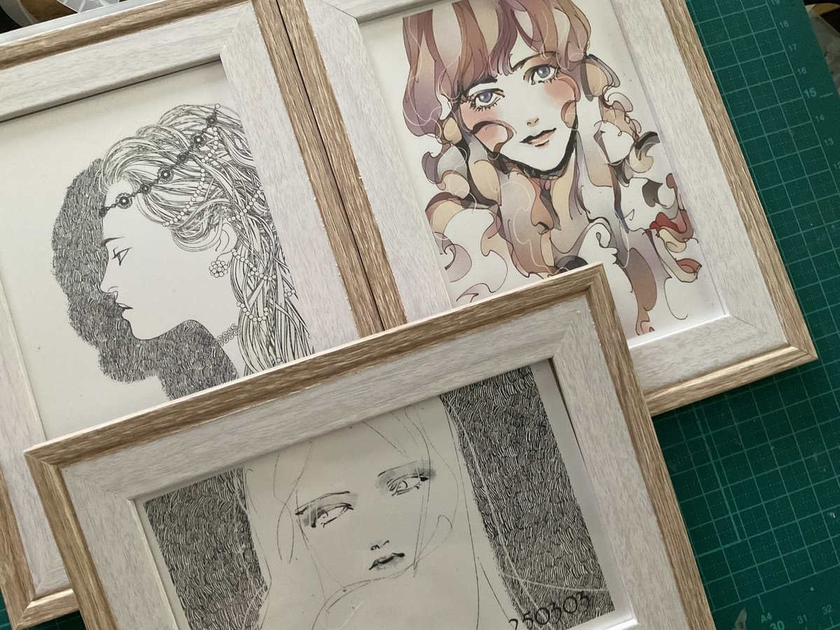 makoto_hosomura's tweet photo. デジタル落書きも一応プリントして百均だけどフレームに入れてみてる
この辺の女の子の絵はとても気に入ってます https://t.co/zqMP5nl5HP