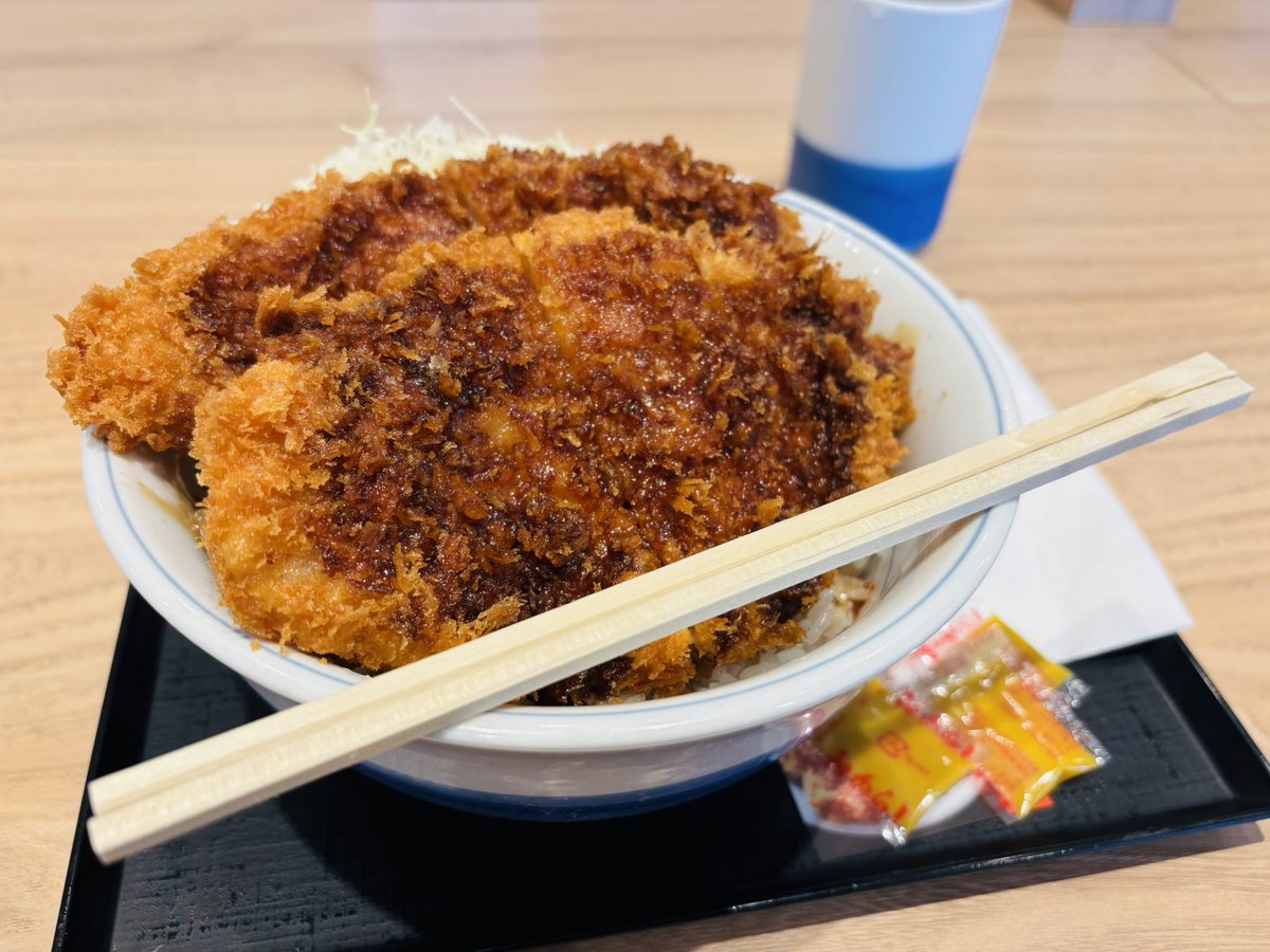 sekima0's tweet photo. おはよう！えるだよう

今日は期間限定のモツ野菜炒めのやつ食べたくて
かつやにきたけど、ソールドアウトだったから
初のソースカツ丼の松食べたよう！

竹より一回り小さいカツなのかなあ
おいしかったよう
ごちそうさまだよう

#お昼ごはん #かつや #ソースカツ丼 https://t.co/OrxWkrLxKn