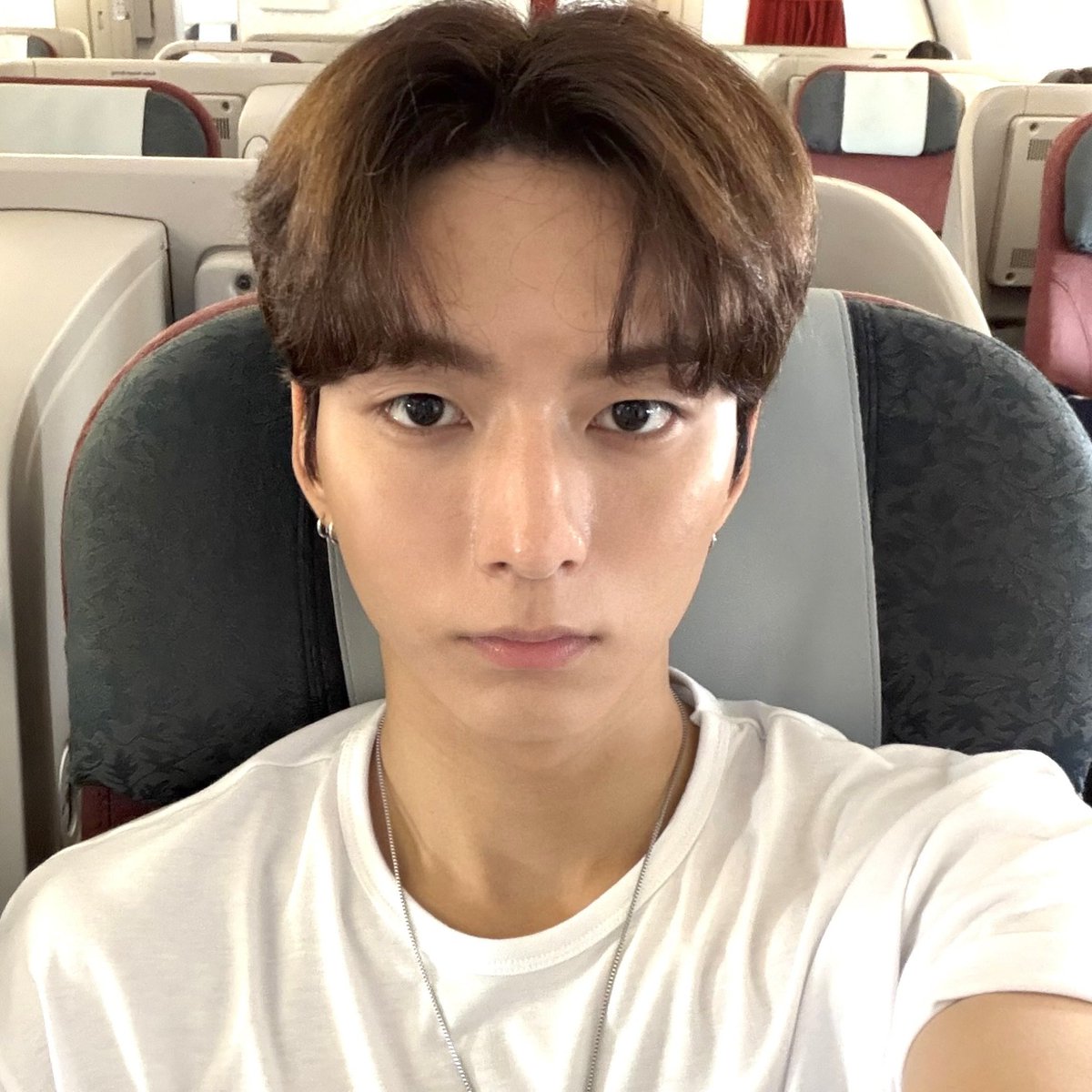 iPatJiseok's tweet photo. aku terlalu economy lionair buat kamu yg business class garuda 😞 https://t.co/EwG4EnX2LO