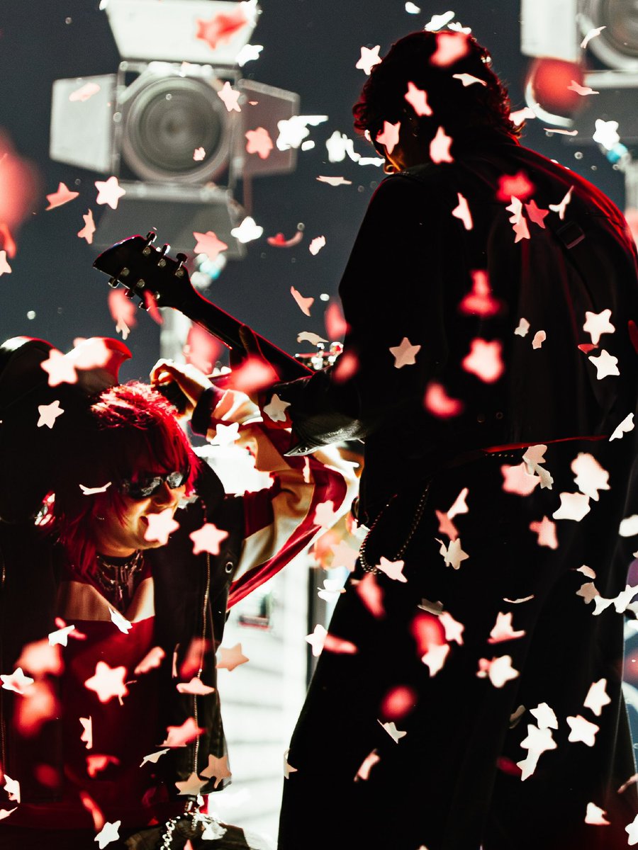 mukestarcore's tweet photo. THE CONFETTI PICS ARE SO GOOOOD https://t.co/jhNsxT3Ww0