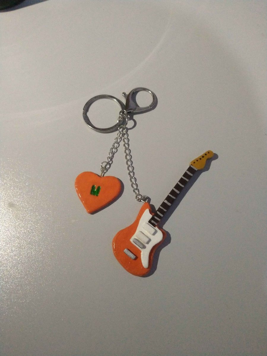 ciaa794's tweet photo. Custom guitar keychain commission 🎸
Handmade with clay &amp; painted to match the requested design
Thank you for your order! If you're interested, feel free to send me a message ><
#custom #commission ㅤ https://t.co/EvLeYfp5YB