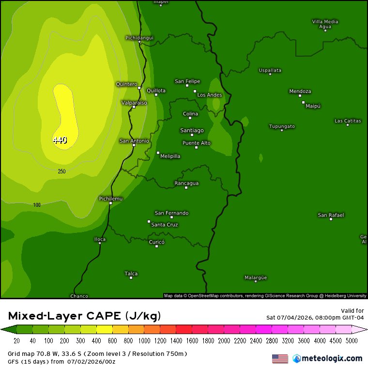 verdeptune's tweet photo. Los últimos escenarios del modelo GFS continúan mostrando un escenario más favorable para el desarrollo de convección asociada a la baja segregada que afectará a la zona central durante la jornada del sábado 4 de julio, especialmente en sectores costeros y marítimos de la Región de Valparaíso.

El modelo proyecta un ambiente con aire frío en altura, humedad suficiente e inestabilidad disponible, destacando valores de SBCAPE cercanos a 590 J/kg, MLCAPE sobre 200 J/kg y MUCAPE cercano a 590 J/kg frente al litoral. Además, se mantiene una señal de helicidad en niveles bajos y un marcado cizalle vertical del viento, condiciones que podrían favorecer la organización de chubascos convectivos durante la tarde y noche del sábado.

Bajo este escenario, no se descarta la ocurrencia de chubascos localmente intensos, granizo pequeño y actividad eléctrica aislada, principalmente sobre el mar y sectores cercanos al borde costero. En caso de que algunas células logren un mayor desarrollo vertical, podrían presentarse relámpagos puntuales y cortinas de precipitación más definidas.

Asimismo, la combinación entre inestabilidad, helicidad y cizalle podría favorecer rotación en algunas células convectivas, por lo que existe una baja probabilidad de observar nubes embudo aisladas o incluso alguna tromba marina débil y de corta duración frente al litoral de la Región de Valparaíso, en un escenario que recuerda al registrado el 4 de julio de 2020, cuando se observó una tromba marina frente al sector de Quintay-El Quisco.