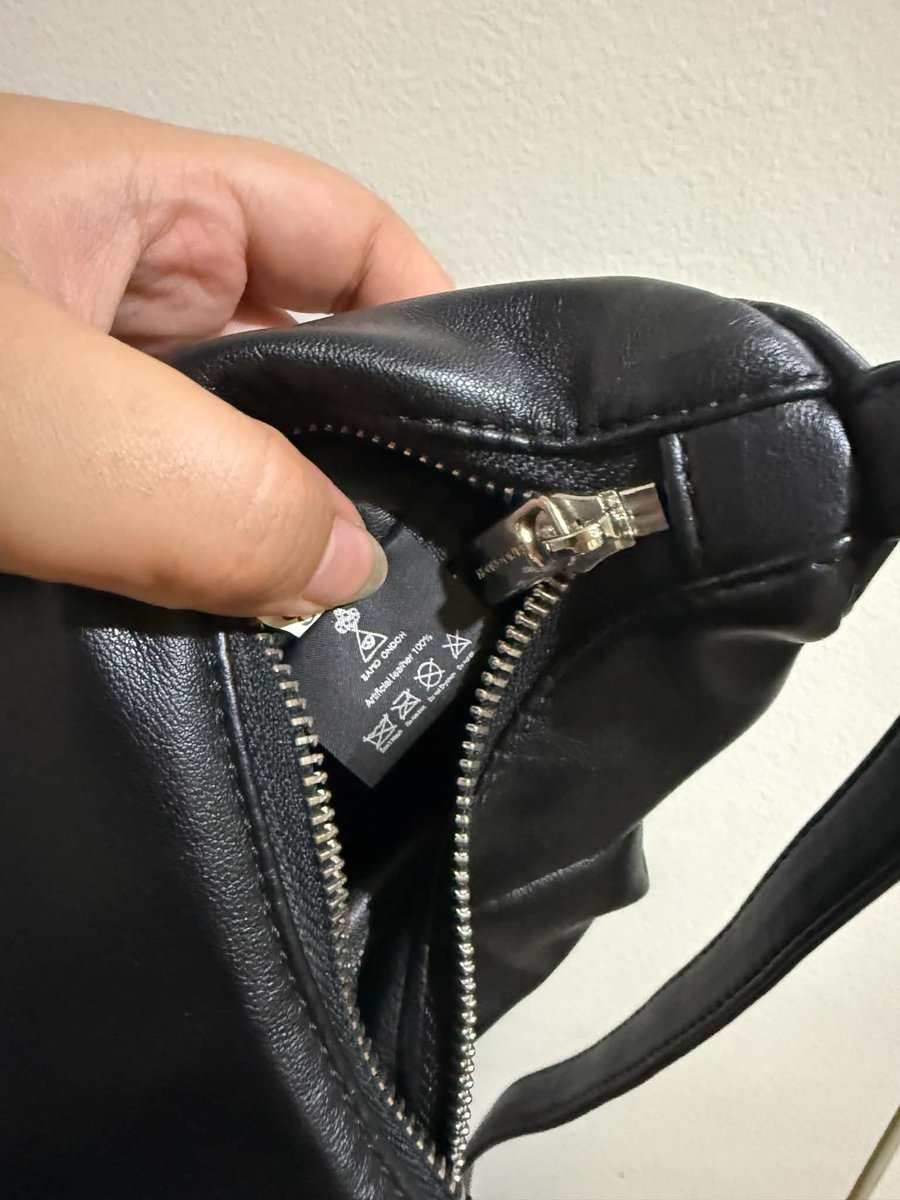 alonetimeii's tweet photo. samo ondoh มือสองแท้ 🧸🎱
Pocket Mug Bag M nappa black
ราคา 620 บาท ค่าส่ง 30
ไม่มีตำหนิ สภาพการใช้งานทั่วไป 90%
ยังมีขายในshop ราคา 25xx-35xx บาท
ขนาด: ประมาณ ยาว 30 x สูง 19 x กว้าง 9 (ซม.)
ความยาวสายรัด: ประมาณ 60-90 ซม.
วัสดุ: หนังเทียม
น้ำหนัก: ประมาณ 310 ก
#ส่งต่อกระเป๋า https://t.co/YjvQk1WYIg