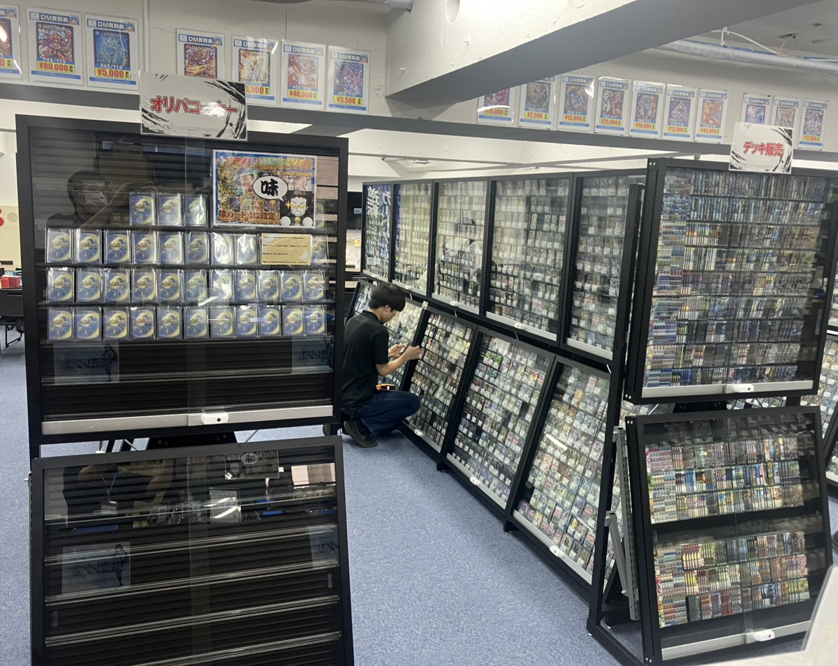 デッキ販売コーナー、歴代パック展示コーナーを移動しました‼ デッキ