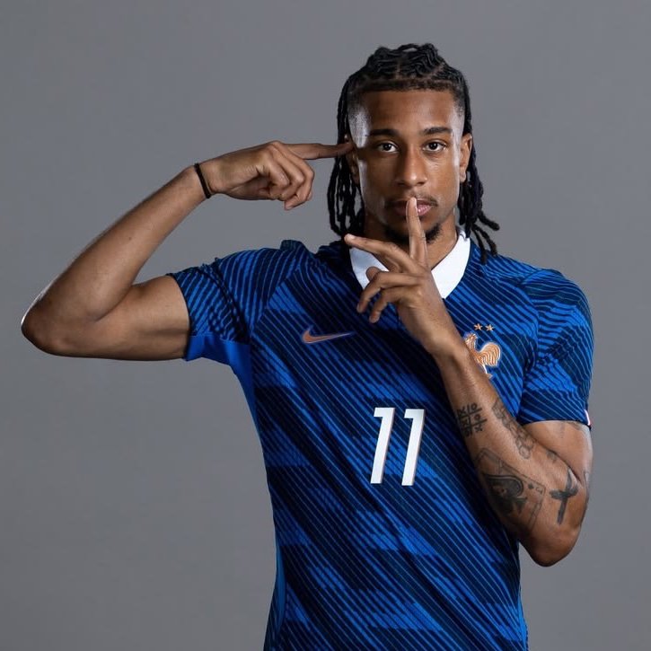 bayuajianto's tweet photo. Kalo ada orang yg nanya ke elu, kenapa jutaan orang banyak yang jatuh cinta sama sepakbola? 

Tunjukin ke mereka, Michael Olise. 

Bukan gol-golnya. Bukan trofi nya. Cukup perhatikan Olise bergerak.

Cara dia bergerak di lapangan seolah bola menempel di sepatunya. Ketenangannya, Visinya, Umpan-umpan yang terukur sempurna yang selalu dilihat orang lain terlambat sedetik. Sepak bola menjadi seni ketika dimainkan oleh Michael Olise.

Orang-orang akan membicarakan Kylian Mbappé. Dan memang seharusnya begitu. Namun jangan sampai kita salah mengira bahwa Olise berada di bawah bayang-bayangnya. Dia berdiri tepat di sampingnya.

Setiap tim hebat memiliki pemain yang membuat segalanya menjadi masuk akal. Pemain yang menghubungkan setiap serangan, memperlambat permainan saat semua orang terburu-buru, dan entah bagaimana selalu menemukan umpan yang bahkan tidak pernah dibayangkan orang lain.

Dia tidak menuntut perhatian. Dia membiarkan sepak bola yang berbicara.

Piala dunia kali ini telah memperkenalkannya kepada jutaan penggemar di seluruh dunia, tetapi mereka yang telah mengamatinya dengan cermat telah mengetahui sejak lama: ini bukanlah periode performa terbaik sesaat.

Ini adalah salah satu pemain sepak bola paling berbakat yang sedang memasuki masa puncak kariernya.

Remember the name. 

Karena di tahun-tahun mendatang, orang-orang tidak hanya akan mengingat Prancis karena gol-golnya.

Mereka akan mengingat seorang pemain yang memungkinkan semua itu terjadi. Michael Olise.
