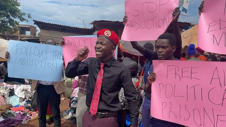 Lmc_89's tweet photo. Let us Renew our calls for Freedom of all political prisoners using all means available to us.
#FreeAllPoliticalPrisonersinUganda 📣
#FreeAllPoliticalPrisonersinUganda 
#FreeAllPoliticalPrisonersinUganda 
#FreeAllPoliticalPrisonersinUganda 📣 https://t.co/lZqZyL9ibY