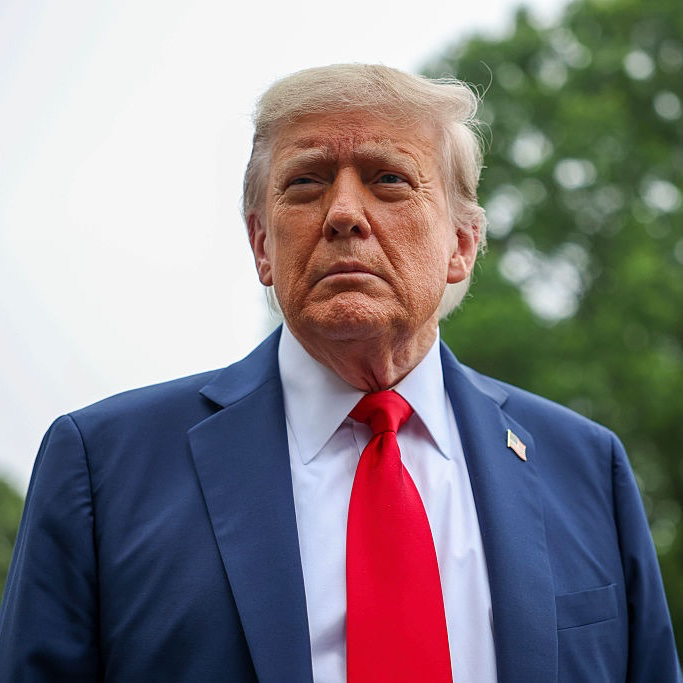 coinbureau's tweet photo. 🇺🇸HISTORIC: SUPREME COURT OVERTURNS 91-YEAR PRECEDENT GIVING TRUMP COMPLETE CONTROL OVER FINANCIAL REGULATORS

The U.S. Supreme Court has overturned a 91-year-old precedent, Humphrey's Executor, Clearing Trump to Fire SEC and CFTC Commissioners without cause.

The landmark ruling comes just as the Senate prepares to debate the CLARITY Act, dramatically increasing the White House's influence over the very regulators set to oversee the U.S. crypto market.