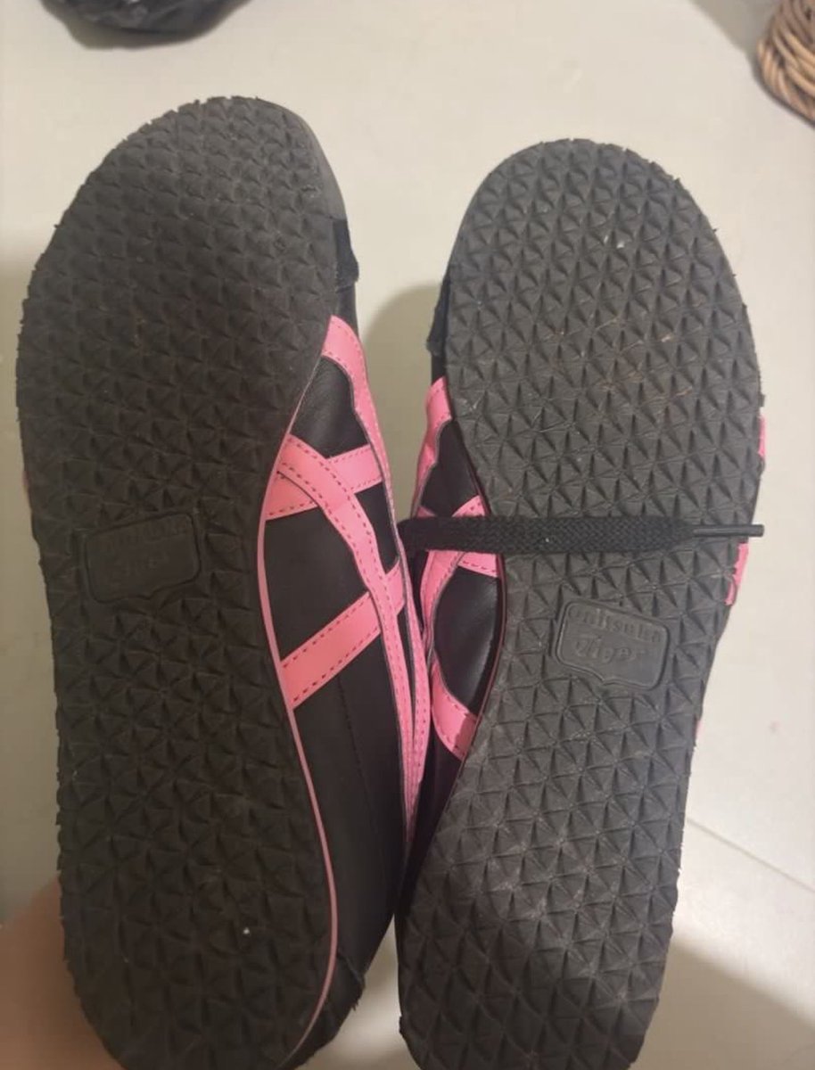 blueberlic's tweet photo. #wts onitsuka tiger mexico 66 black pink/dragon fruit size 39,5. 850k open nego. pengiriman dari salemba, jakpus, bisa cod. feel free to ask for details :D https://t.co/jVoP5nOT62
