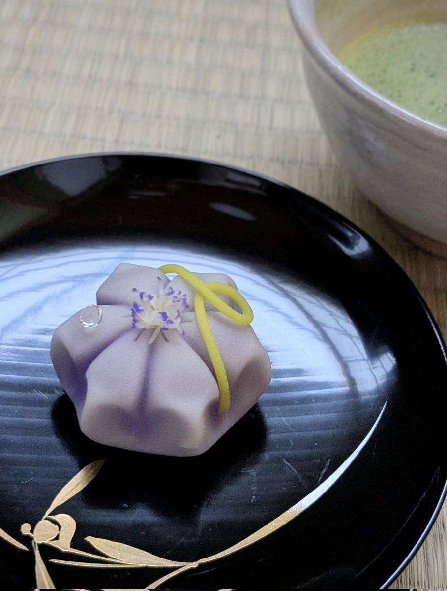temari_tmbotan's tweet photo. 菓匠花見さんの上生菓子 鉄線です。葉の鮮やかな緑を表すかのように、中は抹茶餡です。
薄茶を添えて。 水無月、氷室饅頭の投稿が続き、気後れしてしまい、６月のお菓子なのに投稿が遅くなってしまいました。

#茶好連 https://t.co/MFz4dxwy53
