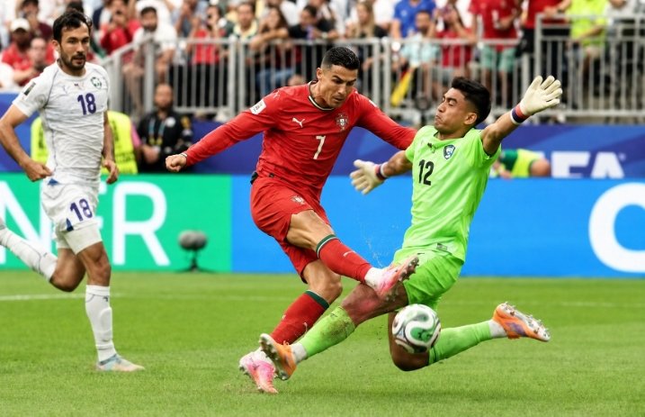 TouchdihhX's tweet photo. 🚨💰 𝗖𝗢𝗥𝗥𝗨𝗣𝗧𝗜𝗢𝗡: This tackle was made by Cristiano Ronaldo during his 2nd goal vs Uzbekistan.

Apparently the goal was counted on without a VAR check by 🇸🇦 Saudi Official Hamza El Fareq. 🤫❌

Not even a single media has covered this incident like Messi's tackle. 🤐📸 https://t.co/sazQxR0gSy