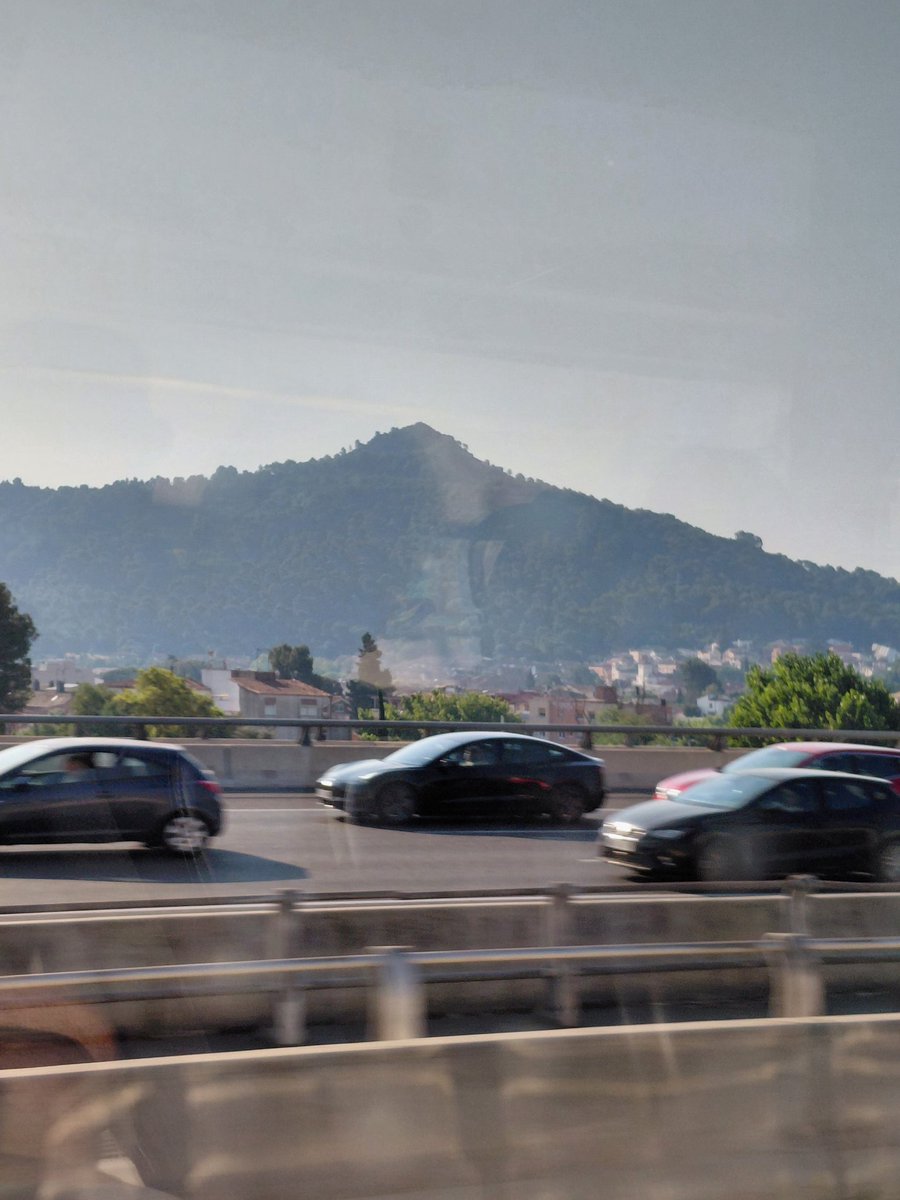 Galaxy20911's tweet photo. Crazy how much the Barcelona area just looks like California lmao https://t.co/VnaIn5nosv