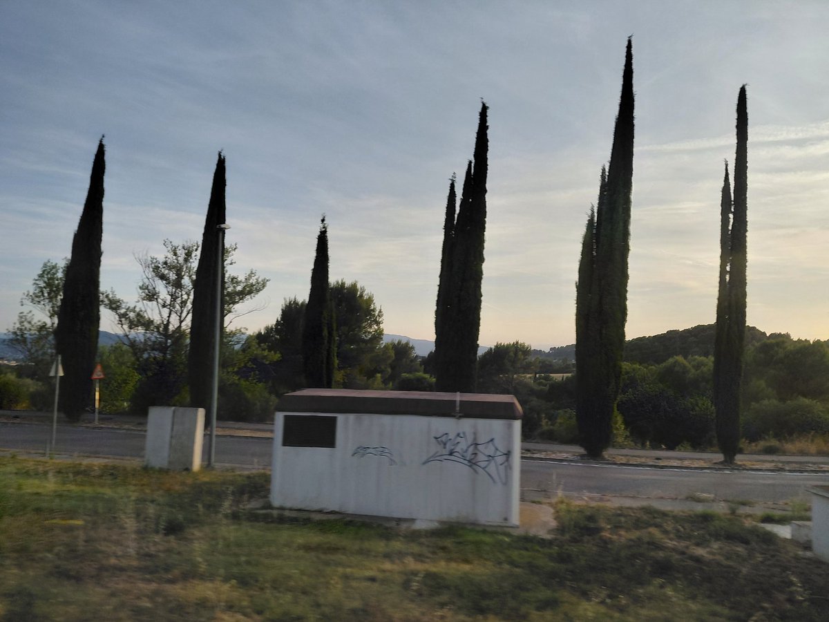 Galaxy20911's tweet photo. Crazy how much the Barcelona area just looks like California lmao https://t.co/VnaIn5nosv