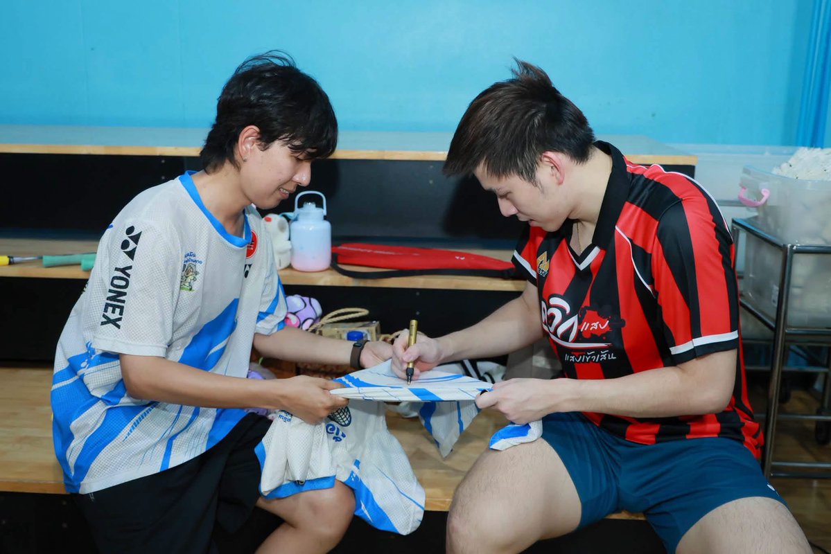 Skyboyz15's tweet photo. จบไปแล้วกับอีกหนึ่งกิจกรรมสุดเอ็กซ์คลูซีฟ! "Quick Zabb Master Class : แซ่บเต็มสปีด ตบจี๊ดฉบับแชมป์โลก" พร้อม Meet & Greet กับ วิว กุลวุฒิ และ เมย์ รัชนก ทั้งสนุก แสบ มันส์ รวมอยู่ในวันเดียว 💛🏸
#วิวกุลวุฒิ #ควิกแสบ #QuickZabb https://t.co/PB8O7v4OeW