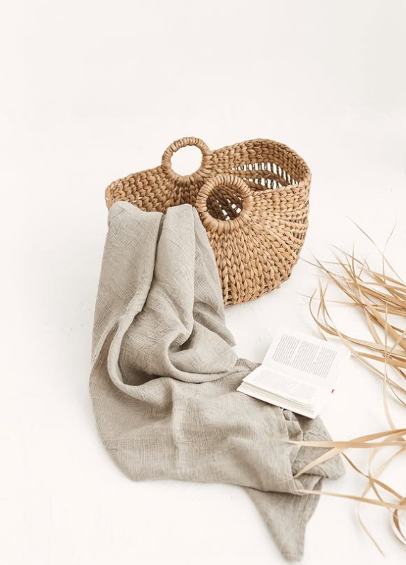 Thing_Stories's tweet photo. From beach days to wild camping, linen is ready for the journey.✨

Lightweight, breathable, incredibly durable. These large linen towels take up minimal space &amp; offer maximum utility. 

Bring a touch of natural comfort with you. 🌞

#SummerVibes #MinimalistTravel #Linen https://t.co/YXxXRGdEjg
