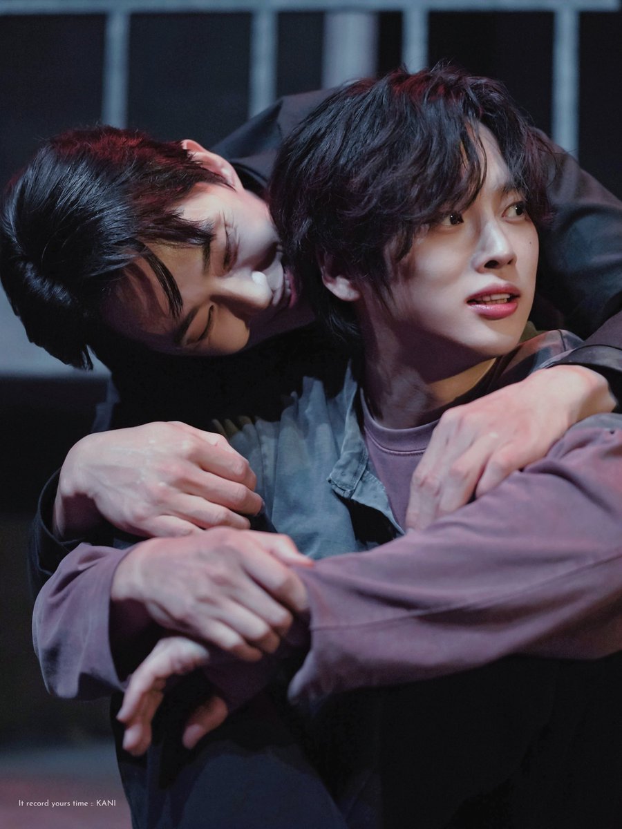 ODOKANI_PIC's tweet photo. 260701 연극 언체인 ⛓️

[ 장면시연 - "들어오지 말라고 했잖아" ]

"글도 안보여주고
연주도 안들려주고 나 정말 속상해"
            
                   "글이 아냐. 더러운 기억들이야"

-
싱어 || #최석진 배우님
마크 || #손유동 배우님 https://t.co/NRM2fc8Ea5