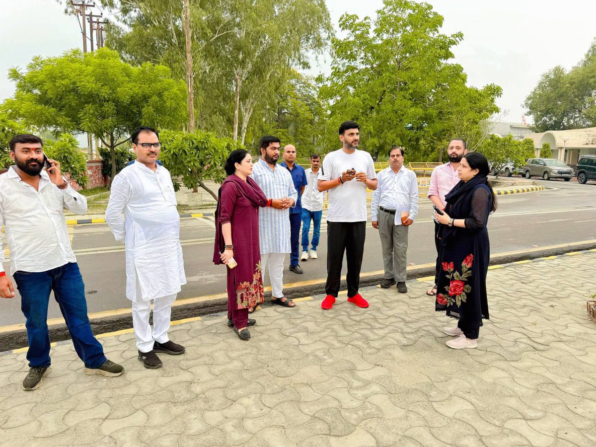 NeerajSinghSays's tweet photo. आज भारतीय जनता पार्टी के राष्ट्रीय अध्यक्ष माननीय श्री @NitinNabin जी के लखनऊ आगमन के स्वागत एवं अभिनंदन की तैयारियों के क्रम में लखनऊ एयरपोर्ट पर पार्टी पदाधिकारियों के साथ व्यवस्थाओं का निरीक्षण किया।

इस दौरान स्वागत कार्यक्रम की तैयारियों का अवलोकन कर विभिन्न व्यवस्थाओं की समीक्षा की।