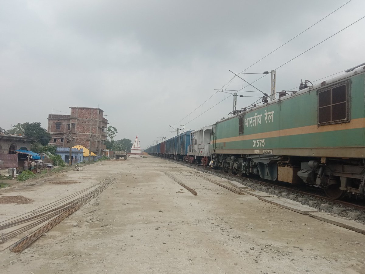 railmadhepura's tweet photo. तीसरा रेकपॉइंट दौरम मधेपुरा स्टेशन का.बधाई हो मधेपुरावालों तीसरा प्लेटफॉर्म तो बन नहीं पाया,रेलवेअपने सारा जमीन का उपयोग कर लियाअब कभी सम्भव भी नहीं होगा. 3 लॉन्ग डिस्टेंस ट्रेन भीअब तक नहीं मिला मधेपुरा को लेकिन तीन मालगाड़ियां एक साथ लोड/अनलोड होगी धन्यवाद @spjdivn @GM_ECRly. https://t.co/IsZiYp8tFE