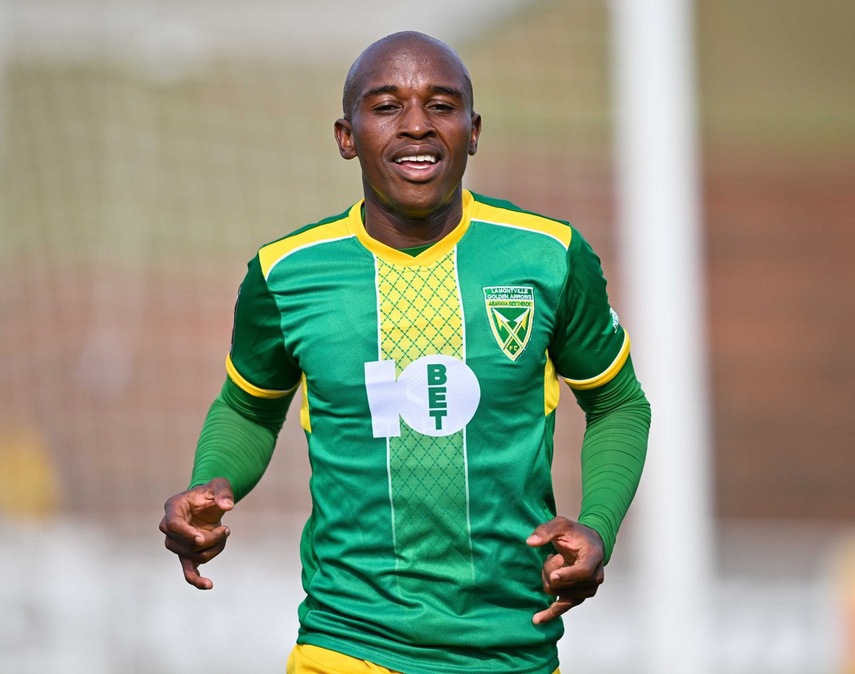 sabelostormz's tweet photo. Pirates Offered Ndlovu R72k 
Sundowns offered him R300k

Fans are angry why he wann choose Sundowns https://t.co/yFAijWsehb