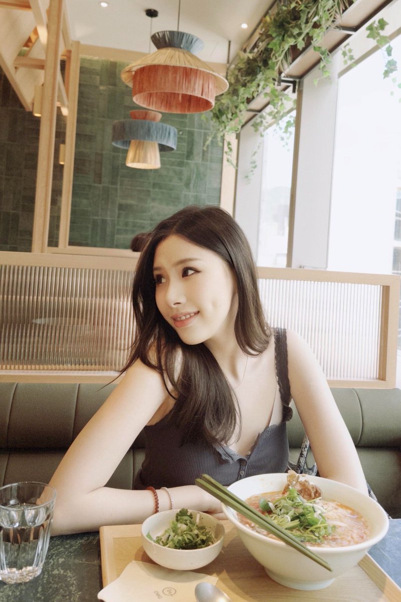 Miaee00's tweet photo. 오늘 밥 먹으러 왔는데 생각보다 맛있었음🍜
사진도 찍고 천천히 먹다 보니 그냥 평범한 식사인데도 기분이 좋아짐ㅋㅋㅋ
뜨끈한 국물이 진짜... 이게 피로 회복에 최고인 것 같아
특별한 일은 없었지만 이 정도면 만족 https://t.co/JB3B8lvNLf