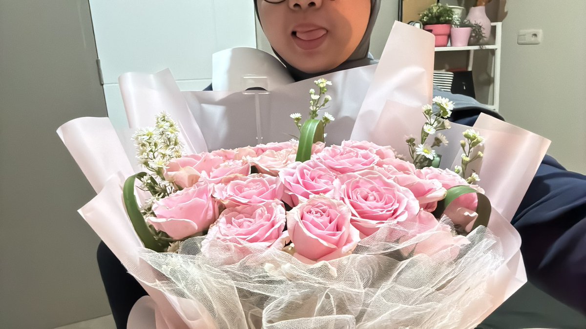 saluliksm's tweet photo. freshh flowers🤍🤍 https://t.co/1EciAMKY8L