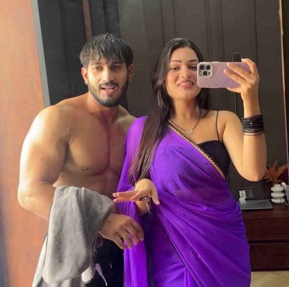 ArunKosli's tweet photo. लड़के का नाम सैम खान है और लड़की का नाम सतक्षी मिश्रा है। वे दोनों YouTube पर वीडियो बनाते हैं।

उनके वीडियो और पोस्ट से यह साफ़ पता चलता है कि वे सिर्फ़ आम दोस्त नहीं हैं, बल्कि उससे कहीं ज़्यादा हैं।

भारत में हर साल 'लव हाद' के सैकड़ों मामले सामने आते हैं। इसके बावजूद, ये लड़कियाँ मुस्लिम पुरुषों से दोस्ती करती हैं और उनके साथ वीडियो बनाती हैं; और उनके लालची माता-पिता भी यह जानते हुए इसकी इजाज़त देते हैं।

भारत में 'लव जिहाद' के मामलों में बढ़ोतरी की मुख्य वजह यही लड़कियाँ हैं।