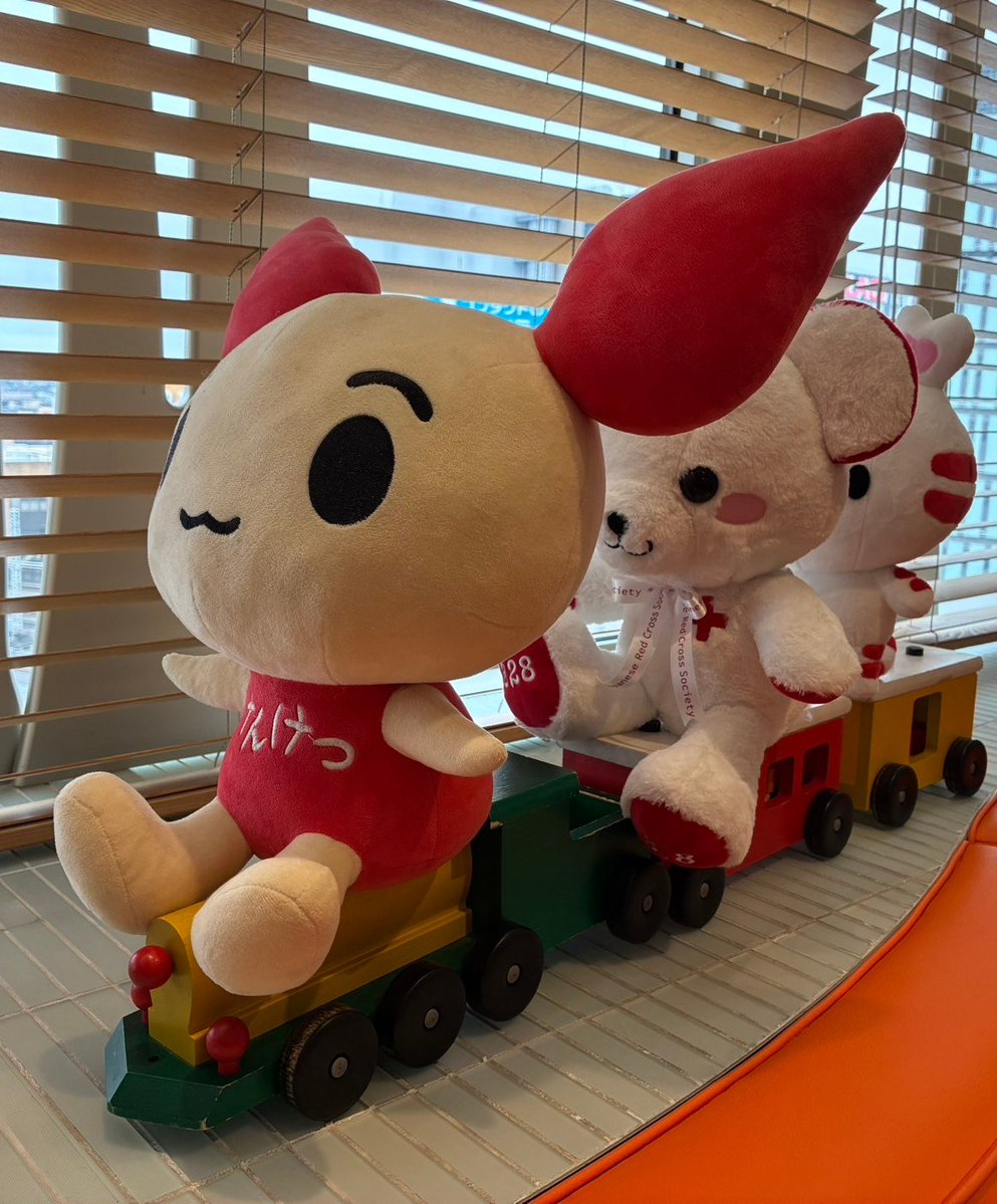 tachyon_joji's tweet photo. けんけつトレイン！！

みんなで吉祥寺献血ルームにGO～
雨もやんできたし電車で献血❤

献血ルームタキオンに来てください。
七夕の願い事も短冊に書けますよ！
三匹で待ってます～

#吉祥寺　#献血ルーム　#けんけつちゃん　#くろっくま　#ハートラちゃん　#汽車　#電車　#七夕　#天の川 https://t.co/1lljShWxSI