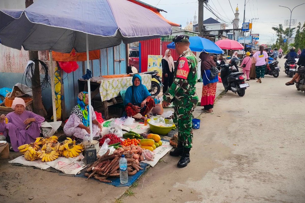 0906Kodim's tweet photo. Babinsa Koramil 0906-05/Muara Jawa, Serka Ariansyah melaksanakan pemantauan harga pangan dengan menyambangi para pedagang di pasar tradisional Rudina yang berada di Jalan Ahmad Yani Handil 2 Kelurahan Muara Jawa Pesisir

https://t.co/WsL9OJgBue https://t.co/uUPjUAjTrt