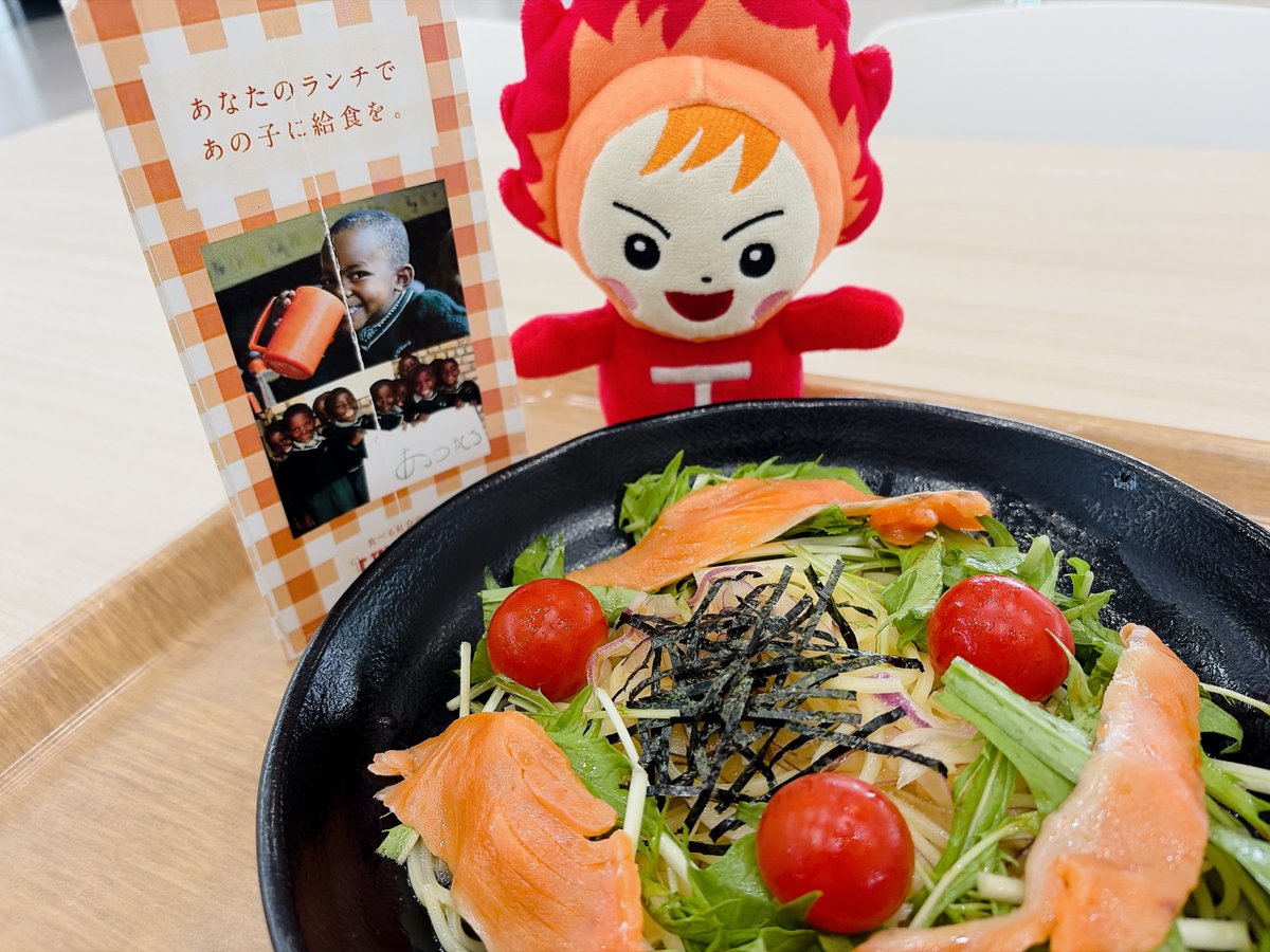 Teikyo_tibo's tweet photo. 🍽️ソラティオキッチン×永井ゼミ🍝
#経済学部 #永井リサ ゼミが学食のソラティオキッチンとコラボ✨TFTメニュー「スモークサーモンと彩り野菜の冷製サラダパスタ」を提供したボーッ!
#帝京大学 #八王子キャンパス #tablefortwo #TFT #ソラティオキッチン #冷製パスタ #冷製サラダパスタ https://t.co/TeTLe7adFR