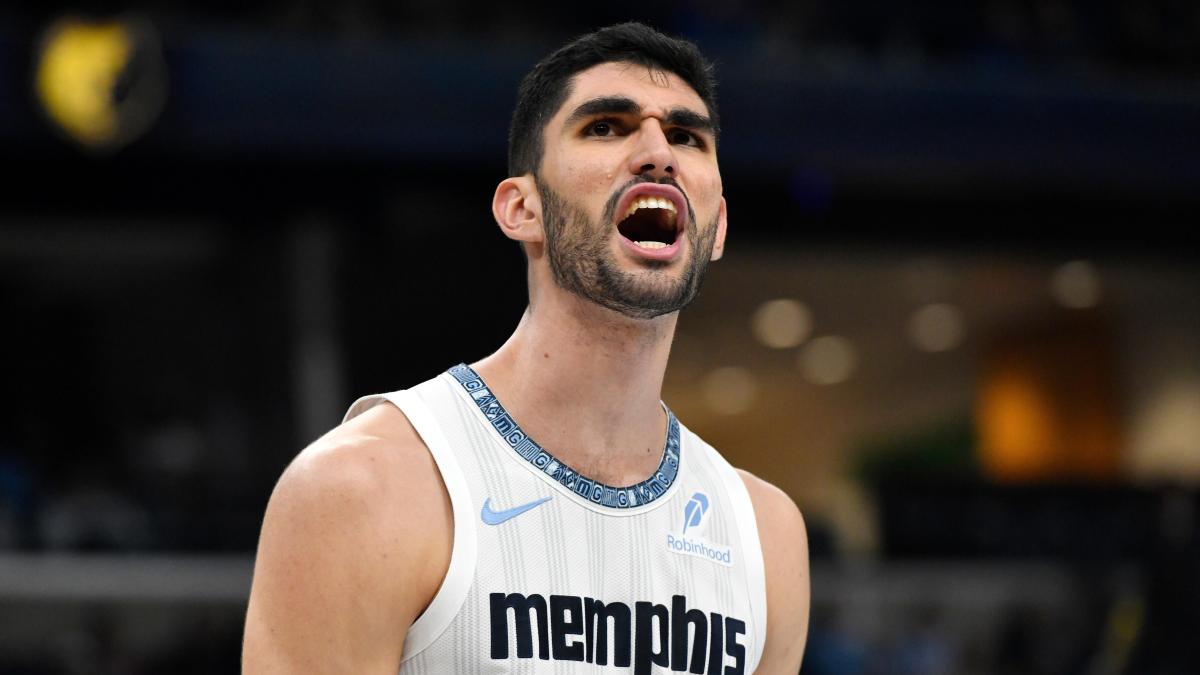 PIRATASBASKET's tweet photo. 🇪🇸 Santi Aldama, traspasado a Dallas Mavericks.

Memphis recibe a AJ Johnson, una 1ª ronda de Warriors en 2030 protegida del 1 al 20 y dos futuras 2ª rondas.

Dallas también adquiere los derechos de Tarik Biberovic.

Aldama viene de promediar 14 puntos, 6,7 rebotes y 2,9 asistencias con Memphis, con un 35% en triples.

https://t.co/VTFBoeyo37
