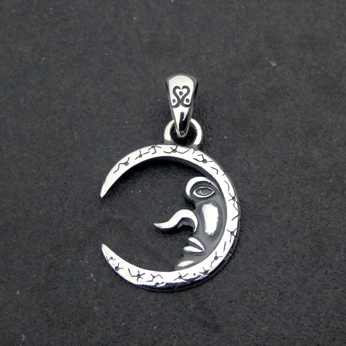 sxm_silver's tweet photo. 久々の新作の紹介です（過去に写真掲載したものですね）。既製品のものより大きいものでということで制作したお月様のペンダントです。すでにホームページには掲載しております。

またこのようにこんなものが欲しいという要望御座いましたら連絡いただければ対応いたします。

https://t.co/HtyOVEYZgy

#シルバーアクセサリー