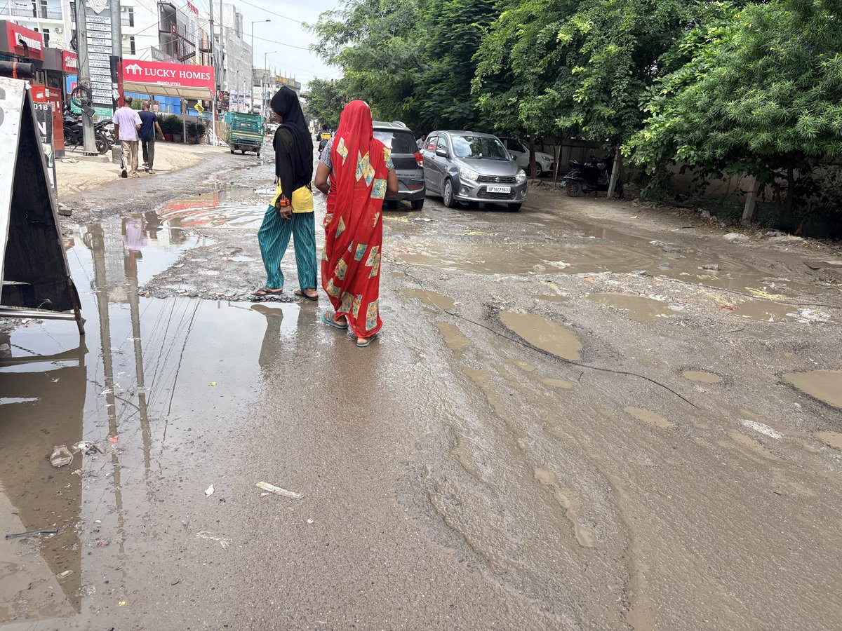 ashish0491986's tweet photo. @noida_authority माननीय नोएडा प्राधिकरण के अधिकारीगण,
आपसे विनम्र निवेदन है कि सेक्टर-1, बिसरख स्थित ACE City के पीछे की सर्विस रोड की स्थिति अत्यंत दयनीय हो चुकी है। सड़क पर बड़े-बड़े गड्ढे एवं टूटी हुई सतह के कारण कभी भी कोई गंभीर दुर्घटना हो सकती है।1/2 https://t.co/lXGfNkWHcM