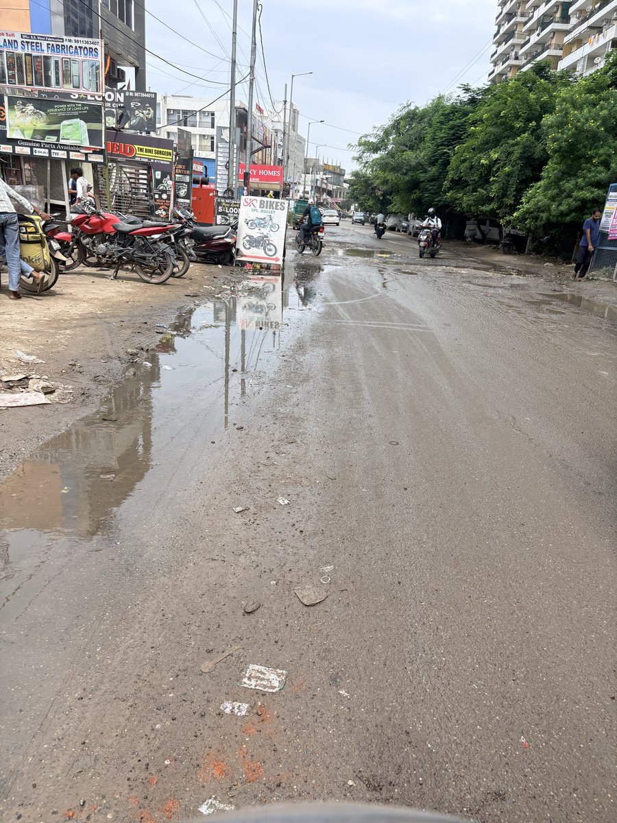 ashish0491986's tweet photo. @noida_authority माननीय नोएडा प्राधिकरण के अधिकारीगण,
आपसे विनम्र निवेदन है कि सेक्टर-1, बिसरख स्थित ACE City के पीछे की सर्विस रोड की स्थिति अत्यंत दयनीय हो चुकी है। सड़क पर बड़े-बड़े गड्ढे एवं टूटी हुई सतह के कारण कभी भी कोई गंभीर दुर्घटना हो सकती है।1/2 https://t.co/lXGfNkWHcM