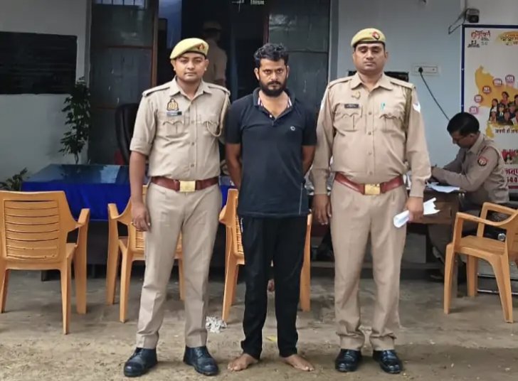 VikashSahuftp's tweet photo. फतेहपुर के बहुचर्चित 9 लाख रुपये लूटकांड में आखिरकार पुलिस को बड़ी सफलता मिल ही गई। करीब 12 वर्षों से फरार चल रहा 50 हजार रुपये का इनामी बदमाश बाबा उर्फ मुन्ना उर्फ हसीनउल्ला लखनऊ एसटीएफ और थाना औंग पुलिस की संयुक्त टीम ने गिरफ्तार कर लिया। न्यायालय में पेशी के बाद उसे जेल भेज दिया गया।
यह वही सनसनीखेज वारदात थी, जिसने वर्ष 2014 में पूरे जिले को झकझोर दिया था। 22 दिसंबर 2014 को अहीपुर निवासी श्रीपाल पांडेय से बदमाशों ने पीछा कर करीब 9 लाख रुपये से भरा बैग लूट लिया था। मामले में पुलिस ने पहले कई आरोपियों को गिरफ्तार कर करीब 4 लाख रुपये बरामद कर लिए थे, लेकिन इस वारदात का मुख्य आरोपी लगातार पुलिस को चकमा देता रहा।
आखिरकार पुलिस अधीक्षक अभिमन्यु मांगलिक के निर्देशन, अपर पुलिस अधीक्षक एवं क्षेत्राधिकारी बिंदकी के पर्यवेक्षण में लखनऊ एसटीएफ और थाना औंग पुलिस की संयुक्त टीम ने सटीक रणनीति और लगातार प्रयासों के बाद इनामी आरोपी को दबोच लिया। आरोपी पर प्रयागराज परिक्षेत्र के आईजी द्वारा 50 हजार रुपये का इनाम घोषित था और उसके खिलाफ कई आपराधिक मुकदमे भी दर्ज हैं।
@Nation27Digital