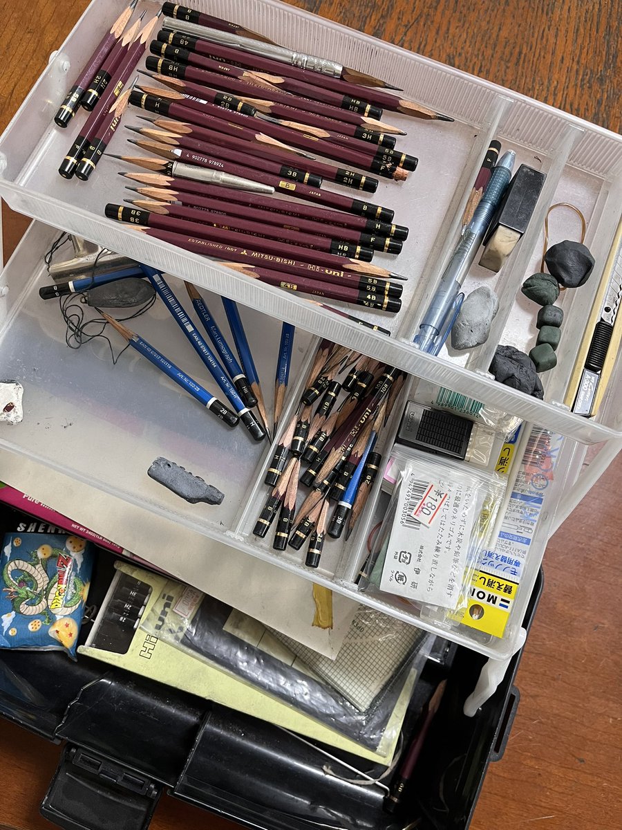 cutiecoco37's tweet photo. デッサンのレッスンは手ぶらでOK！
初心者向けです🔰
道具箱は娘が高校の美術科で使っていたもの。
デッサンの作品は私が2年前に
気分転換に描いたもの。
高校、短大のデザイン科時代に学びました。
懐かしい感覚に戻れるのが楽しみ♪^_^ https://t.co/qxd3PuswqX