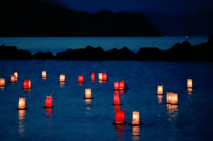 kanatasukumo's tweet photo. 丹後由良　ふるさと祭り

6月末の由良海岸清掃も完了し、いよいよ由良海水浴場の海開き、そして丹後由良ふるさと祭り！
今年のポスターはこんな感じです〜

盆踊り、灯籠流し、そして大花火打ち上げ

今年も楽しみですね…！

翌日は舞鶴でも花火大会がありますので、こちらも併せてぜひ https://t.co/Y3UHsJrVvL