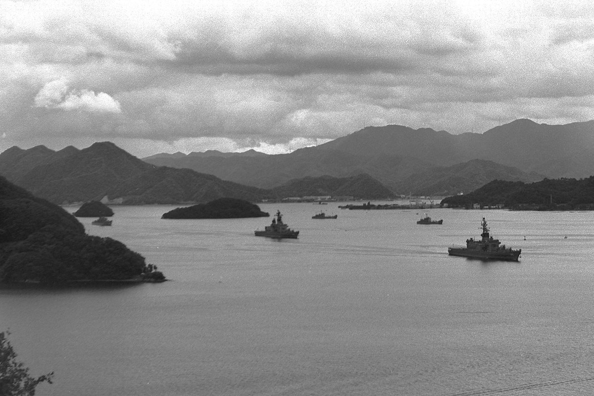 VbJPlHwzAx19859's tweet photo. 日米訓練参加艦舞鶴出港(1982. 8.18)
DDH141しらね.144くらま
DD165きくづき.DDG168たちかぜ
錨地4171.4172. https://t.co/if5DM4pBvw