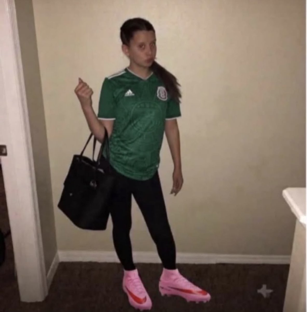 keossei's tweet photo. #mexicotwt 

busco mutis mexas, no
importa el fandom pero si les gusta el kpop, el anime y el futbol en general mucho mejor! :3 https://t.co/44D858Ftgx