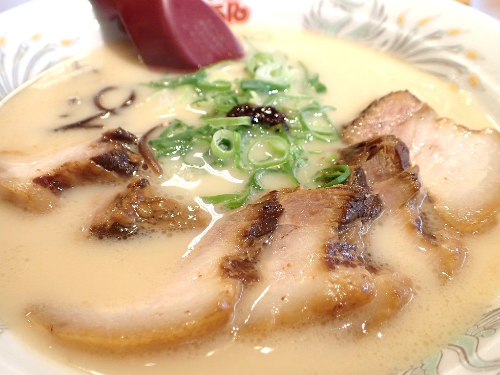VietCongLure's tweet photo. お昼は #ふくちあんラーメン にて   
 博多とんこつラーメンに
バラチャーシューをトッピング💁‍♀️
※元のチャーシューは無くなりバラチャーシューの重さに追加されてるそうです
ちょっと損した気分w https://t.co/42YjdLDkQA