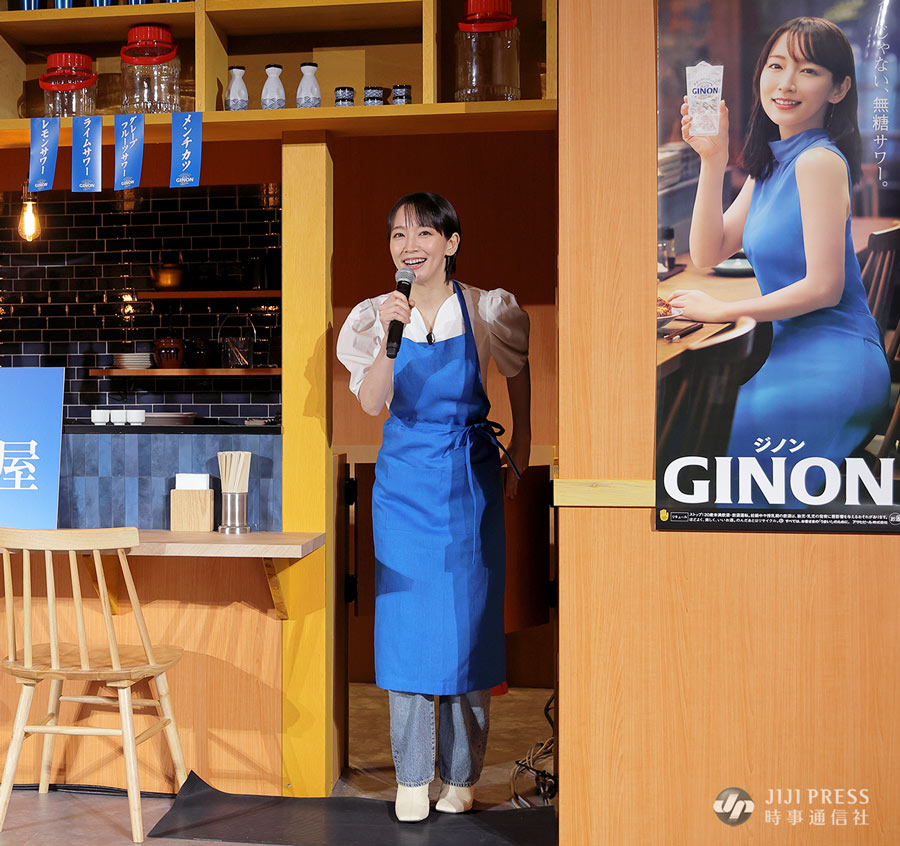 jijicom_ent's tweet photo. 🌟吉岡里帆さん

「NON姉ちゃんの超スッキリGINON居酒屋」PR発表会にエプロン姿で出席しました。写真は発表会での吉岡さんです。

#吉岡里帆 #GINON https://t.co/epQBuD5voc