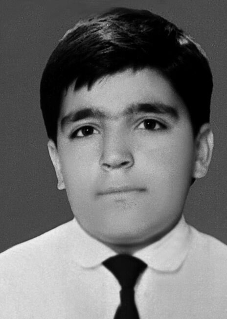 selcuksariyar's tweet photo. Madımak denince benim aklıma önce Madımak’ın en küçüğü geliyor.

Koray on iki yaşındaydı. Saz çalmayı öğreniyor, bisiklete binmeyi seviyordu. Ertesi gün sahnelenecek tiyatro oyununda küçük bir rolü vardı.

Ablası Menekşe de henüz on dört yaşındaydı. Birkaç gün önce ilkokuldan mezun olmuş, liseye başlayacağı günleri bekliyordu. Aynı kardeşi gibi, o da bir yıl önce Banaz’daki şenliklerde tiyatro grubunun en küçük üyesi olarak sahne almıştı.

İkisi de o gün yakılarak öldürüldü; Koray'ı ablası Menekşe’ye sarılmış halde buldular. Yıllar sonra anneleri şöyle anlatıyor: “Menekşem (…) soğuk kış gecelerinde Koray’ı yatağına alıp, sarıp sarmalayıp, ısıtarak uyuturdu. Anne derdi, ‘Koray ile yattığımda ben de hiç üşümüyorum.’”

Koray’ın o resmindeki bakışları aklımdan çıkmıyor. Aradan kaç yıl geçerse geçsin, yakılan aydınlarımızın, yazarlarımızın, insanlarımızın hazin sonu hepimizin vicdanında bütün ağırlığıyla duruyor.

Bunun hepimize yüklediği bir sorumluluk var: Bizler, hiç kimsenin inancı, kimliği ve fikirleri nedeniyle hedef gösterilmediği, devletin istisnasız her yurttaşını koruduğu, hukukun gecikmeden ve ayrım gözetmeden işlediği bir ortak bir yaşam için çalışmak zorundayız. 

Birbirimizin varoluşuna ve onuruna sahip çıktığımız ölçüde barış içinde, bir arada yaşayabiliriz. Başka yolu yok. 

Yaşar Kemal’in sözleriyle bitireyim: ‘Utançtan başka ne kaldı elimizde… (Ama yine de) bu kara lekeyi bir gün temizleyeceğiz.’