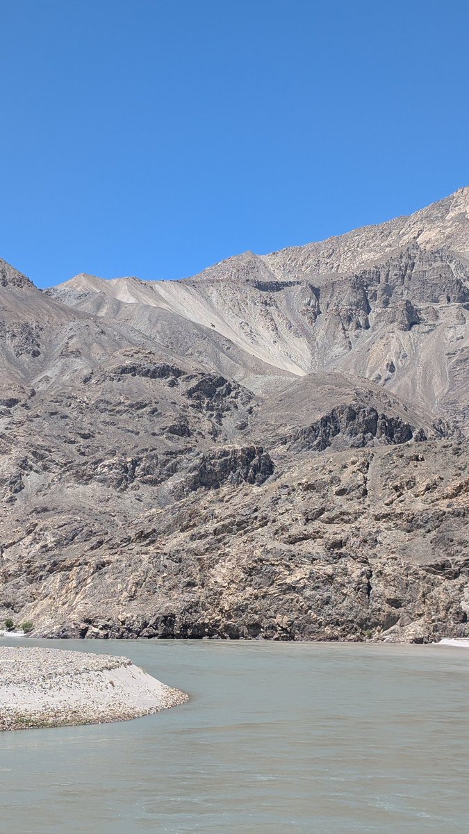 ShirazHassan's tweet photo. Where Shyok meets Indus  🌊🏔️

The Shyok River begins at the Rimo Glacier in the Karakoram, flowing through Ladakh before entering Gilgit-Baltistan. Near Skardu and Khaplu, it meets the mighty Indus River, creating one of the region's most remarkable natural confluences. https://t.co/wEANZuS7vf