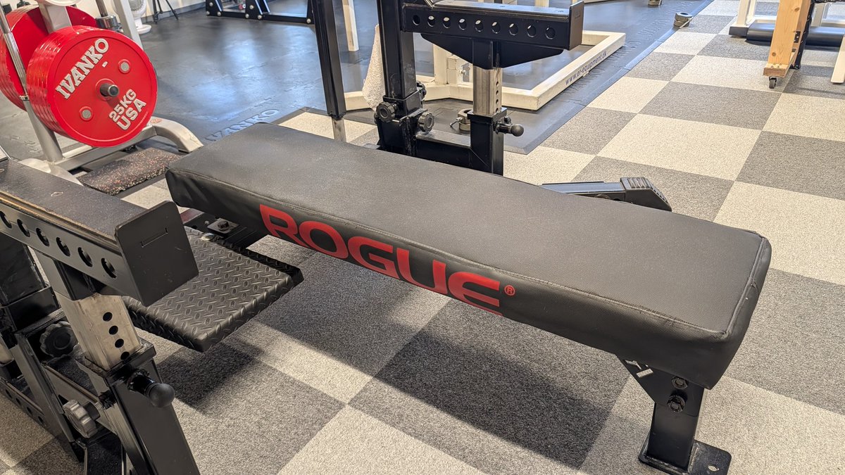 REALTHING_GYM's tweet photo. ローグのシートだけ交換しようと剥がしたところ、スポンジもボロボロだったのだが、あらかじめ用意をしていなかったのでとりあえずシートの上っ面のみ。

しかしグリップが蘇ったのでテンション上がる！ https://t.co/opMXmJdpcc