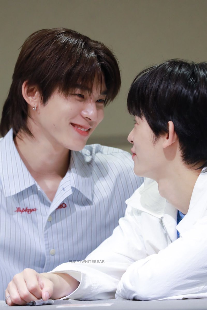 Gallway_girl04's tweet photo. Do friends look at each other like this? 
#teeteepor https://t.co/wMX8eRQIQw