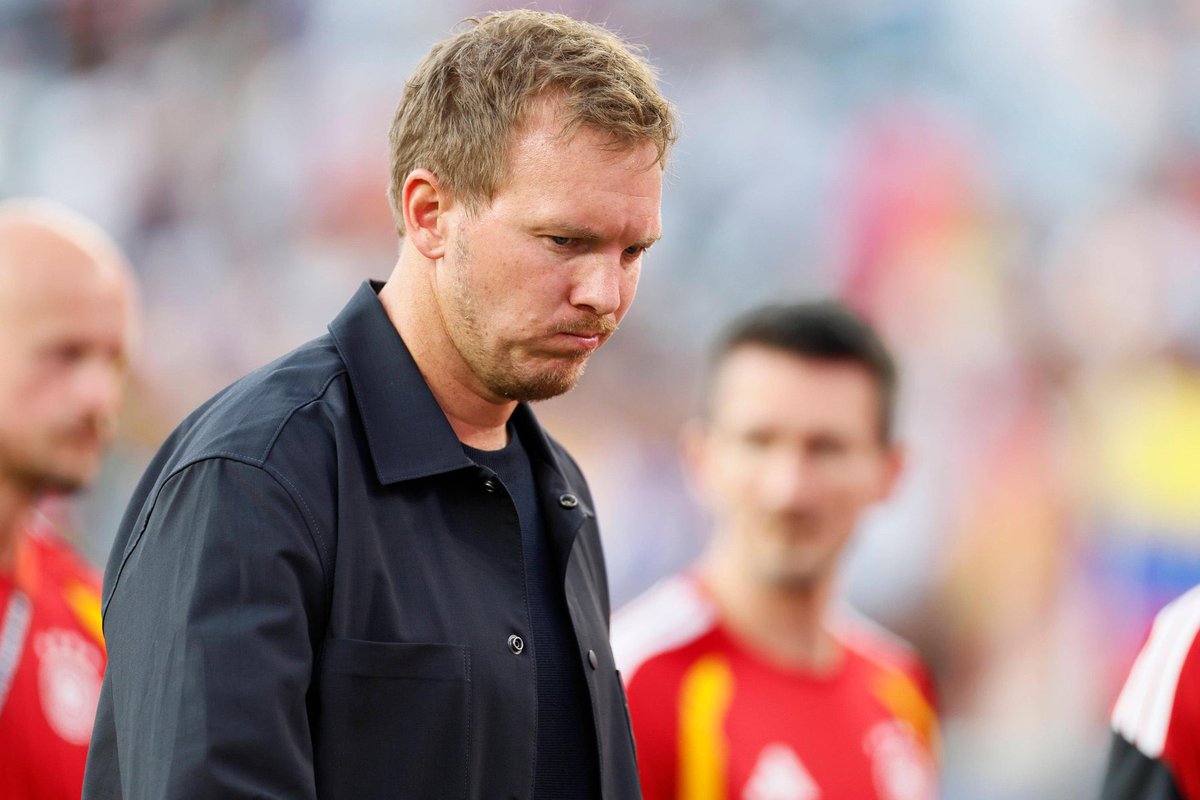SpieltagIndo's tweet photo. SkySport mengeluarkan laporan baru soal buruknya penanganan skuad Jerman oleh Nagelsmann di Piala Dunia 2026:

- jarang ada percakapan panjang dan one-on-one dgn para pemain, ia malah ngirim voice message di WA

- Nagelsmann ga ngasih tau ke Baumann soal kembalinya Neuer, Baumann malah tau duluan lewat media

- Nagelsmann ga pernah nonton Bisseck di Milan dan Schade di Brentford

- Nagelsmann menjanjikan salah satu dari Füllkrug & Kleindienst akan masuk skuad World Cup, tapi ternyata tidak

- para pemain merasa bosan di basecamp Winston-Salem pilihan Nagelsmann

- para pemain ga nyaman dengan staff pelatih, karena semuanya selalu setuju dengan ide Nagelsmann. Udah ga ada figur yg kritis seperti Sandro Wagner

- para pemain ga puas dgn kinerja physio tim, bahkan atas saran Kimmich, DFB memanggil physio yg lebih terpercaya diterbangkan langsung dari Stuttgart