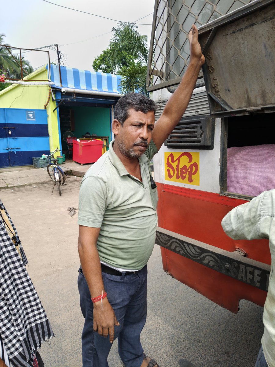 msd_pritam's tweet photo. The official fare from Katwa to Bardhaman is ₹50, but yesterday I was forced to pay ₹70.

When I asked for a ticket, the conductor replied, "I'm not obligated to issue one. Even if I do, it'll be for ₹50." He then refused to give me any ticket at all. https://t.co/B9SFLAVkW1