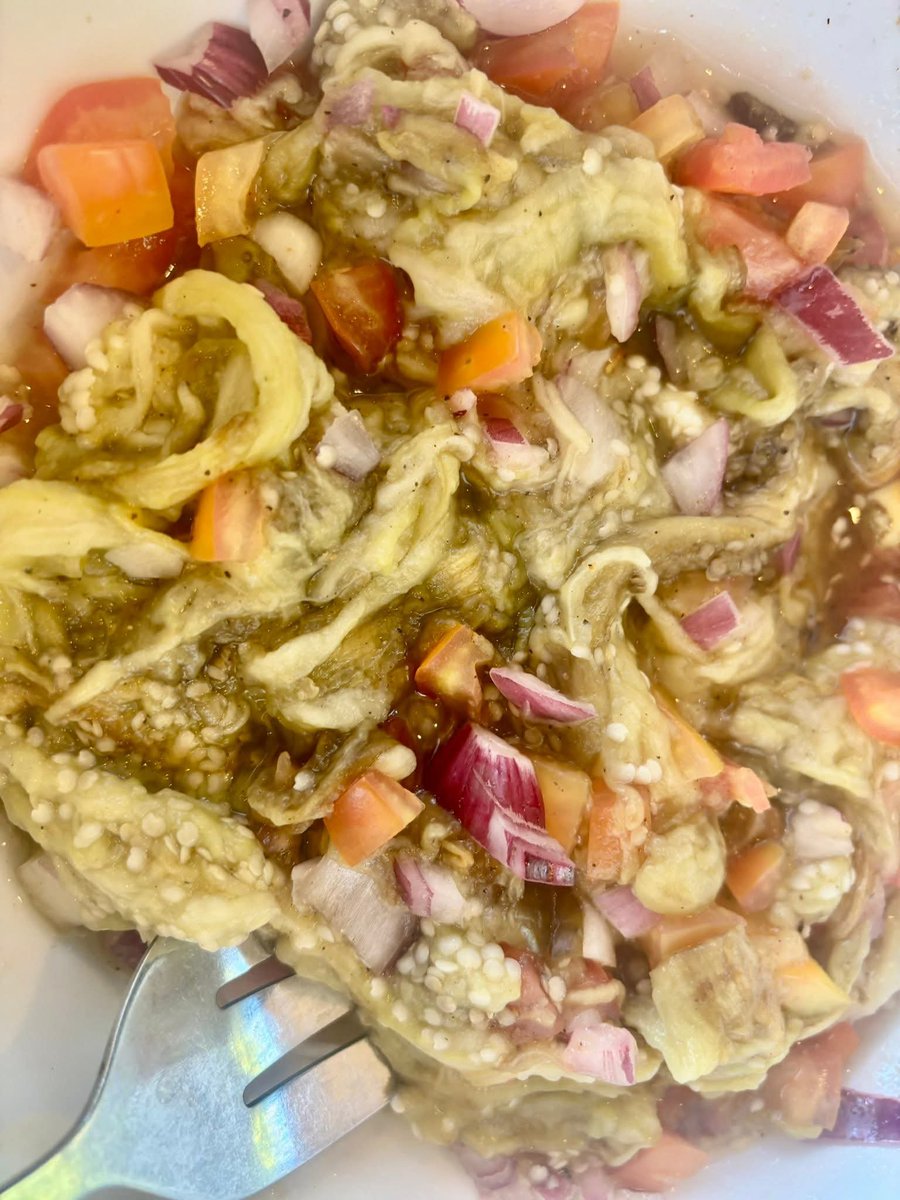 FhqJackie's tweet photo. Kaway kaway ang favourite ang Pinoy lafang 😅🙌Filipino food will always be the best ❤️ From dinuguan, inihaw na bangus, to tuyo and ensaladang talong — simple, comforting, and full of flavor 🇵🇭✨
#brunch
#latelunch https://t.co/Co24aOKnDc